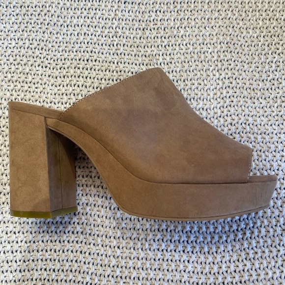 Beautiful tan Clogs 💕 - Picture 3 of 5